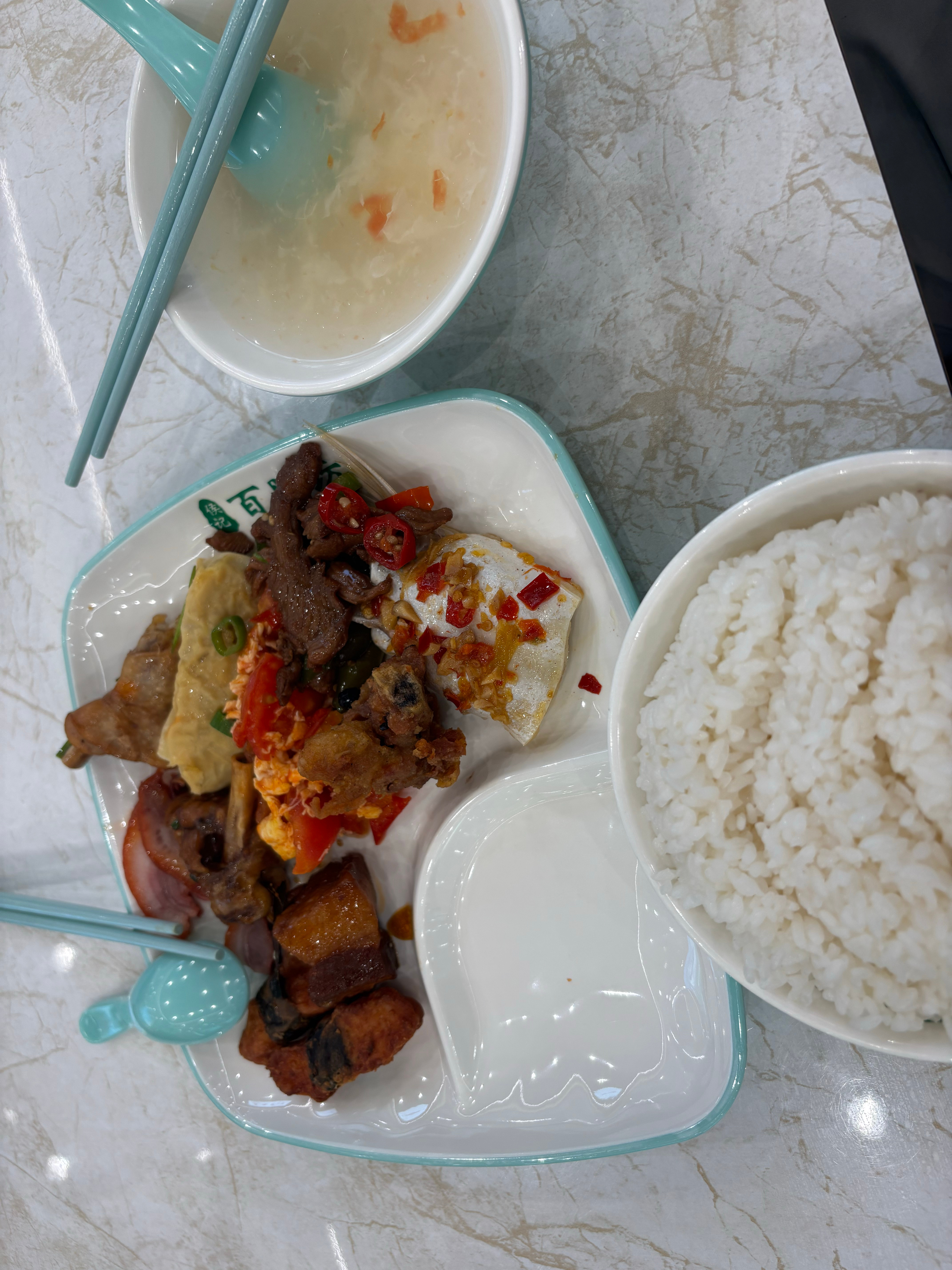 社区食堂的饭还挺好吃😋 