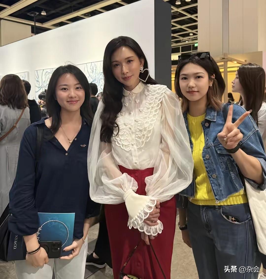 偶遇林志玲看展，贵气名媛范儿十足，这高挑身材太抢眼了。远看依然是女神，近看稍微有