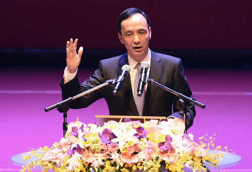 【#国民党主席9月改选#，朱立伦“盼顺利交棒”】#朱立伦期盼顺利交棒# 台湾《联