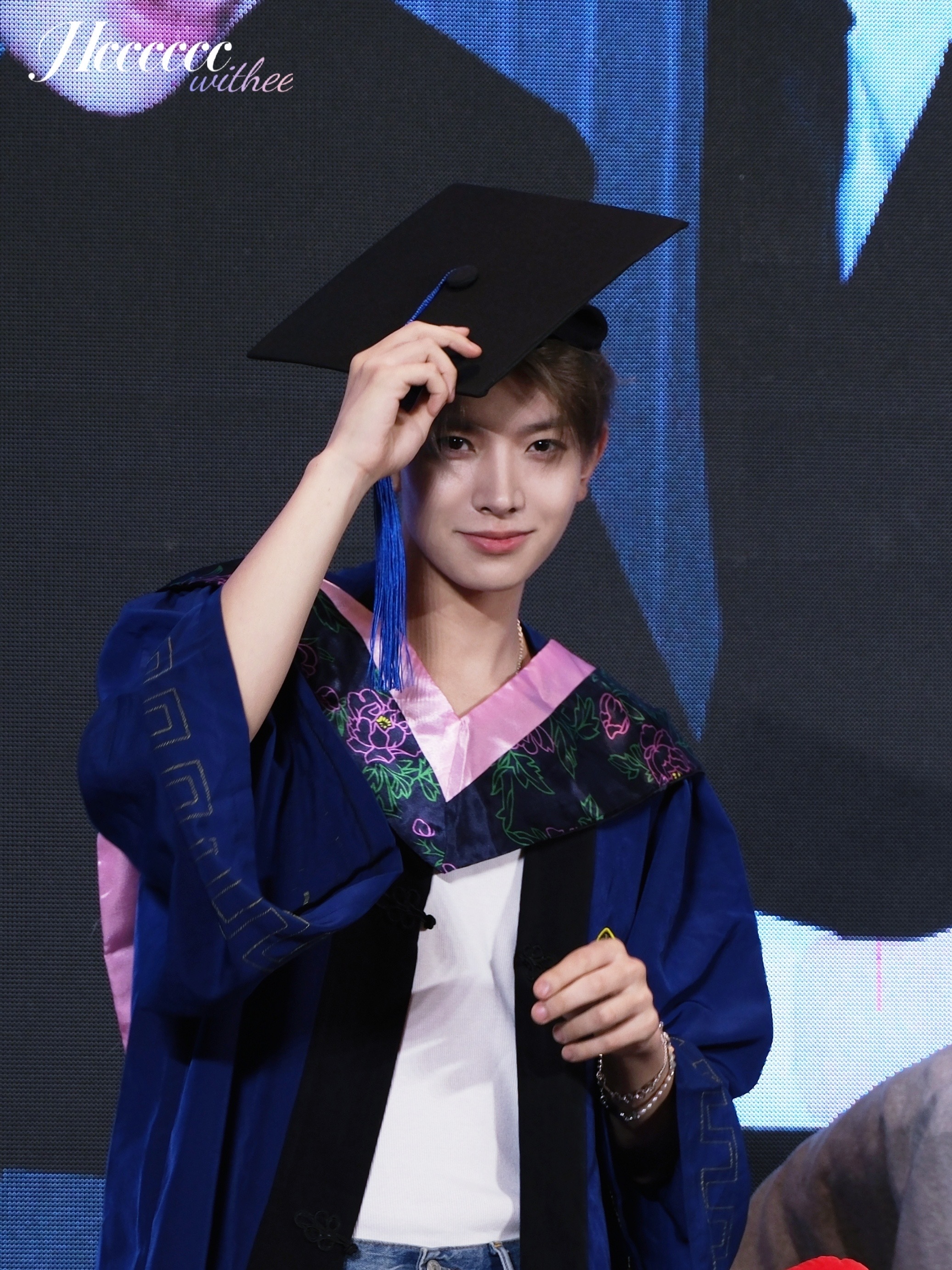 投稿  李羲承   250914青岛签售学士服&阿迪男&新中式 ​​​