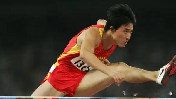 刘翔幽默回应移民谣言：爱国青年怎会移民

近日，网络上流传着“刘翔全家移民美国”