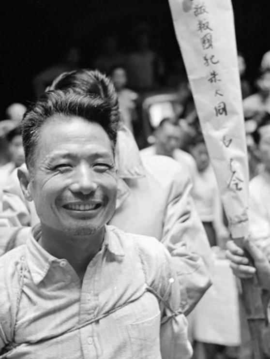 1949年，大汉奸朱大同被拉到刑场枪毙，周围骂声不断，但他的脸上却挂着笑容。陈毅