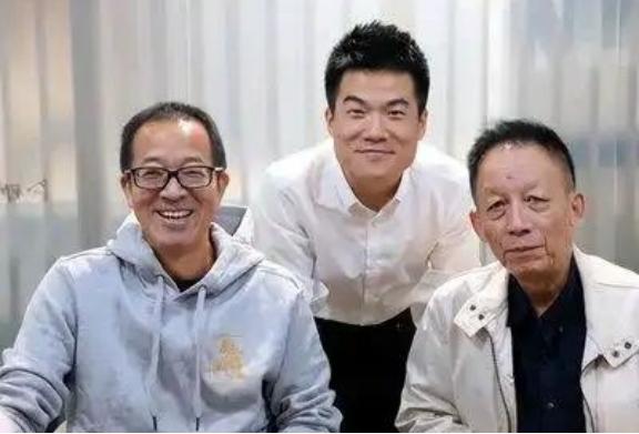 一次，易中天问董宇辉：“你知道霍去病为什么死的那么早吗？”董宇辉：“生病是天意，