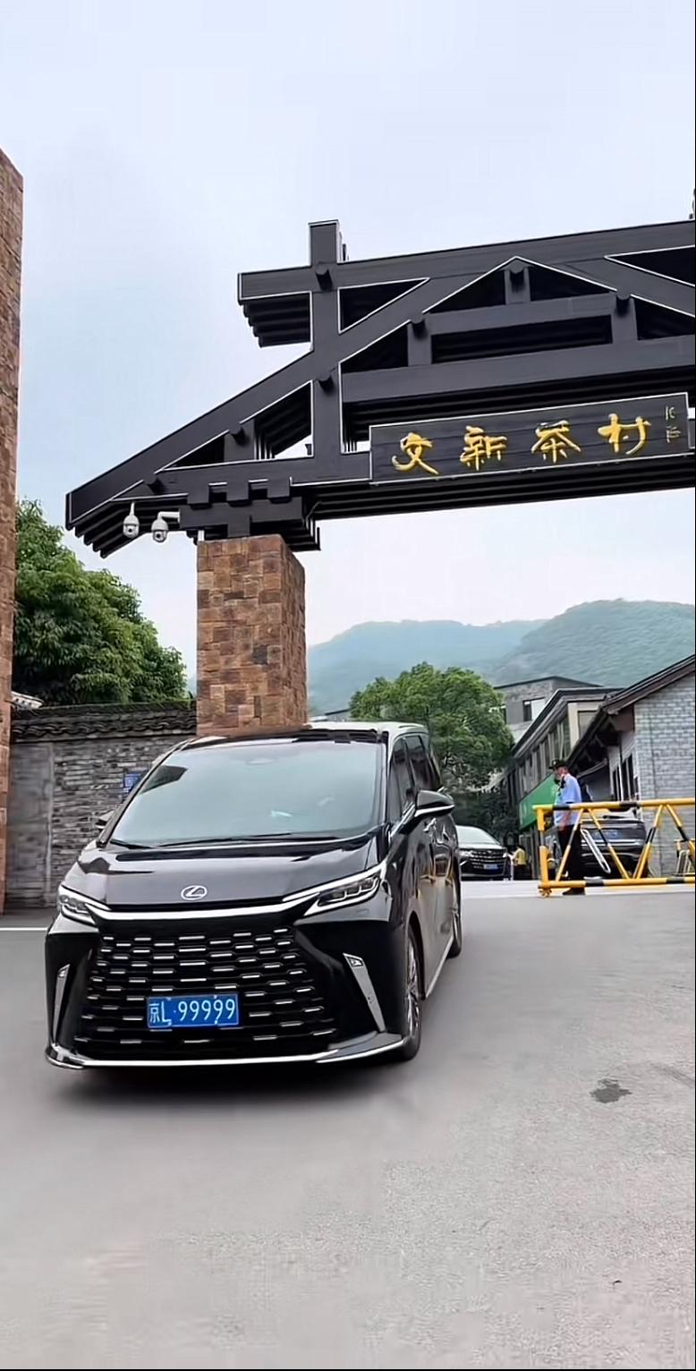 北京坤哥，真叫一个霸气外露，太讲排场了！他去河南信阳大网红刘文新的公司，开着自己