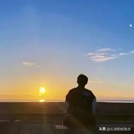 男人说：

那天晚上准备睡觉，手机突然来了个消息，我一看是前任加我，我看了一眼旁