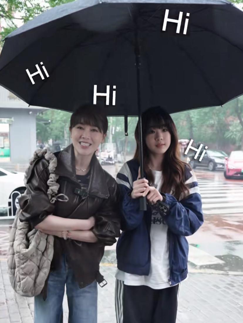左小青14岁的女儿快和妈妈一样高了。
左小青年轻时候是一个大美人，女儿也遗传了她