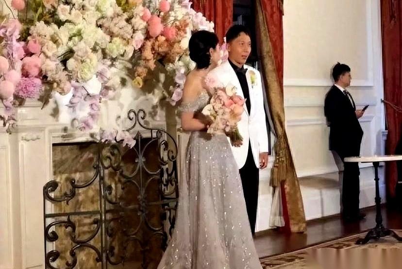 中超名将张卫的故事，有点魔幻。
上午，他还在婚礼殿堂，西装笔挺，给新娘戴上戒指。