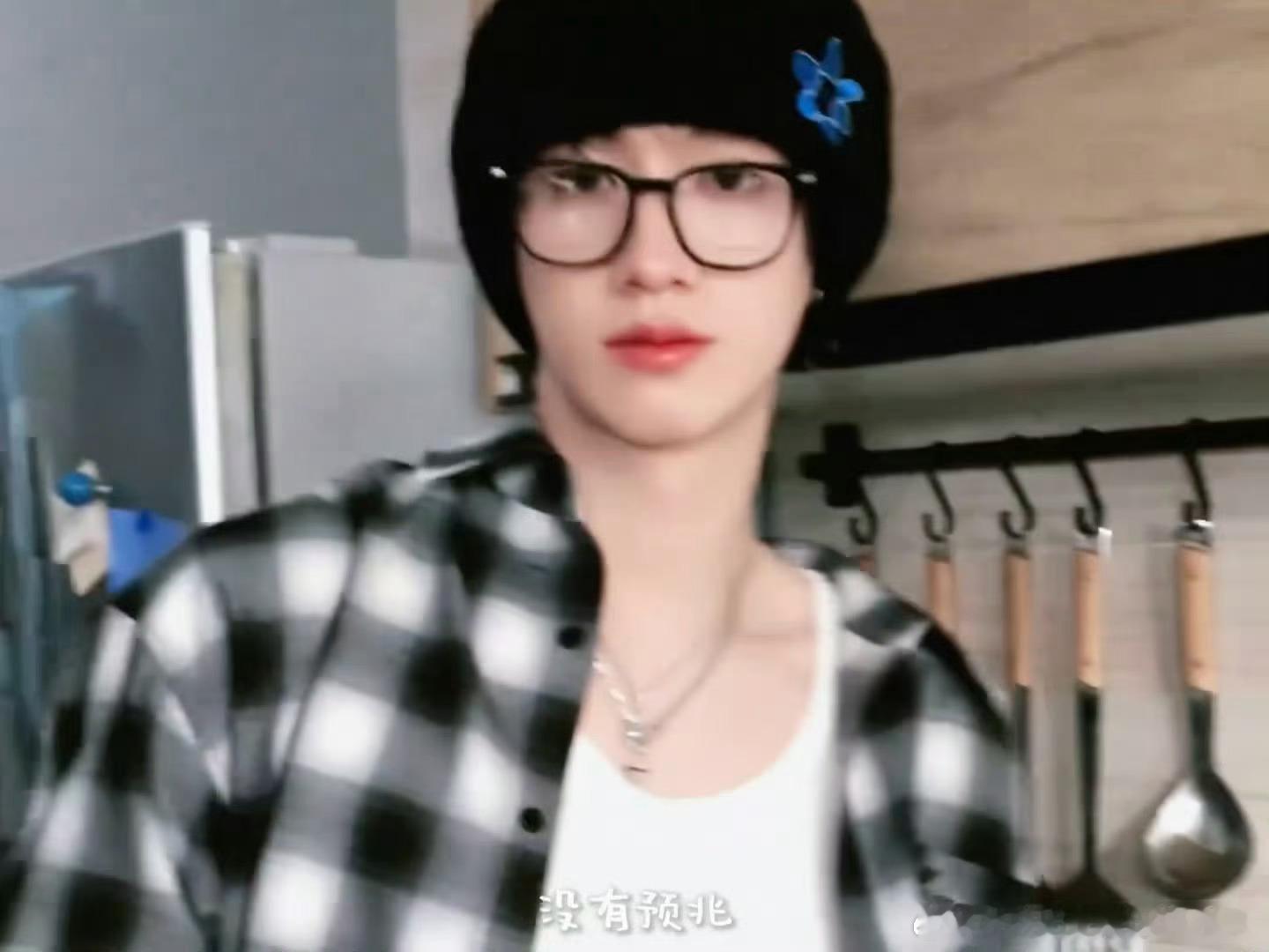 居家男友味儿的朱志鑫 