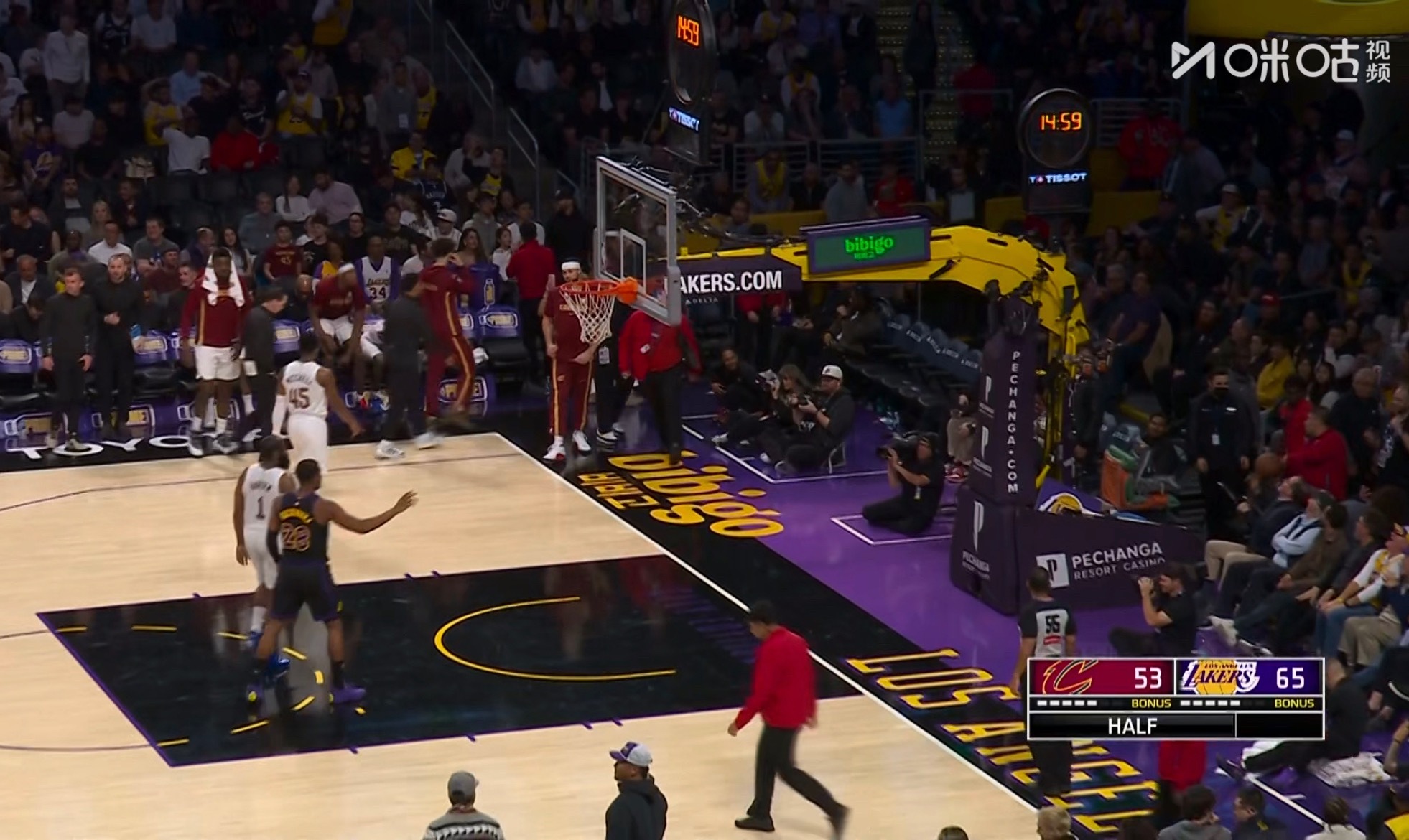 湖人半场65-53骑士，八村塁都回暖了，打得不错！ 骑士vs湖人
