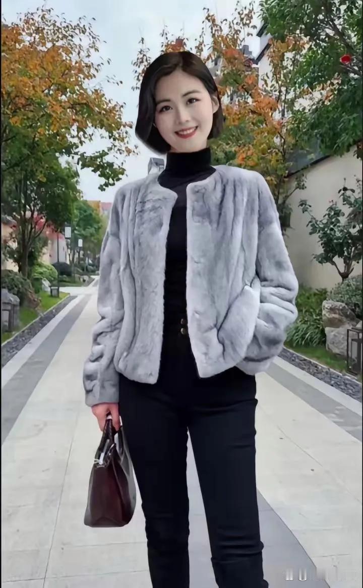 蝶恋花•北方有佳人
文/无冕诗人

1
北国佳人娇若画，秋水盈盈，浅笑羞初夏。风