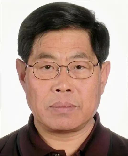 2007年5月24日，北京法院内，曾经的导弹技术专家郭万钧，站在被告席上，等待最