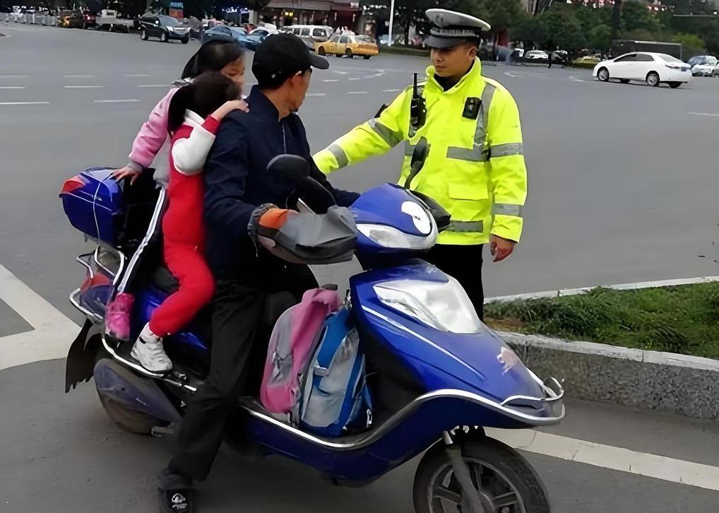 大爷骑电动车被罚，交警：有头盔、牌照，但做错了这点
 
在咱们日常生活里，电动车