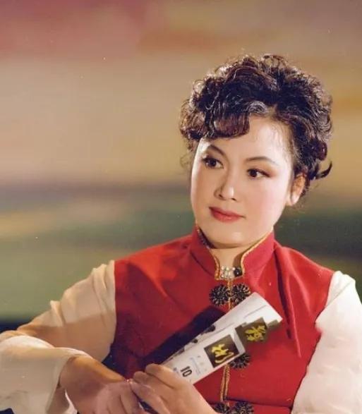 2000年，李谷一举报东方歌舞团团长田玉斌腐败。田玉斌得知被李谷一举报后大肆宣扬