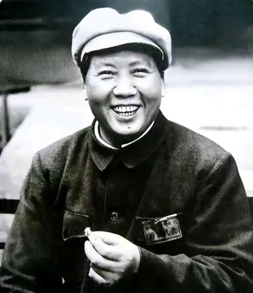 毛主席语录：必须善于识别干部。不但要看干部的一时一事，而且要看干部的全部历史和全