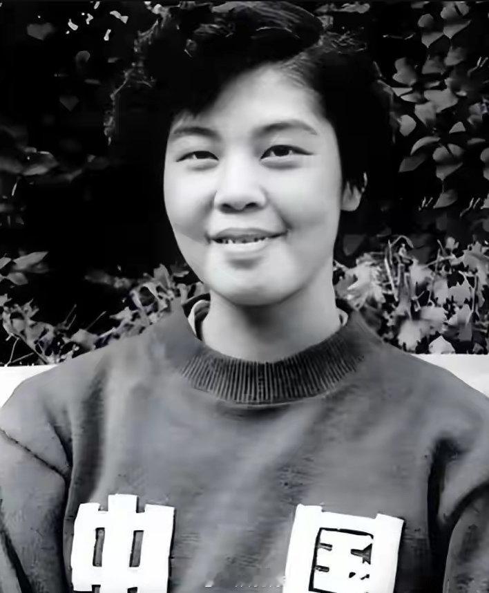 钟南山妻子正式进入篮球名人堂 看到90岁的李少芬前辈入堂，钟南山院士亲手为她披上