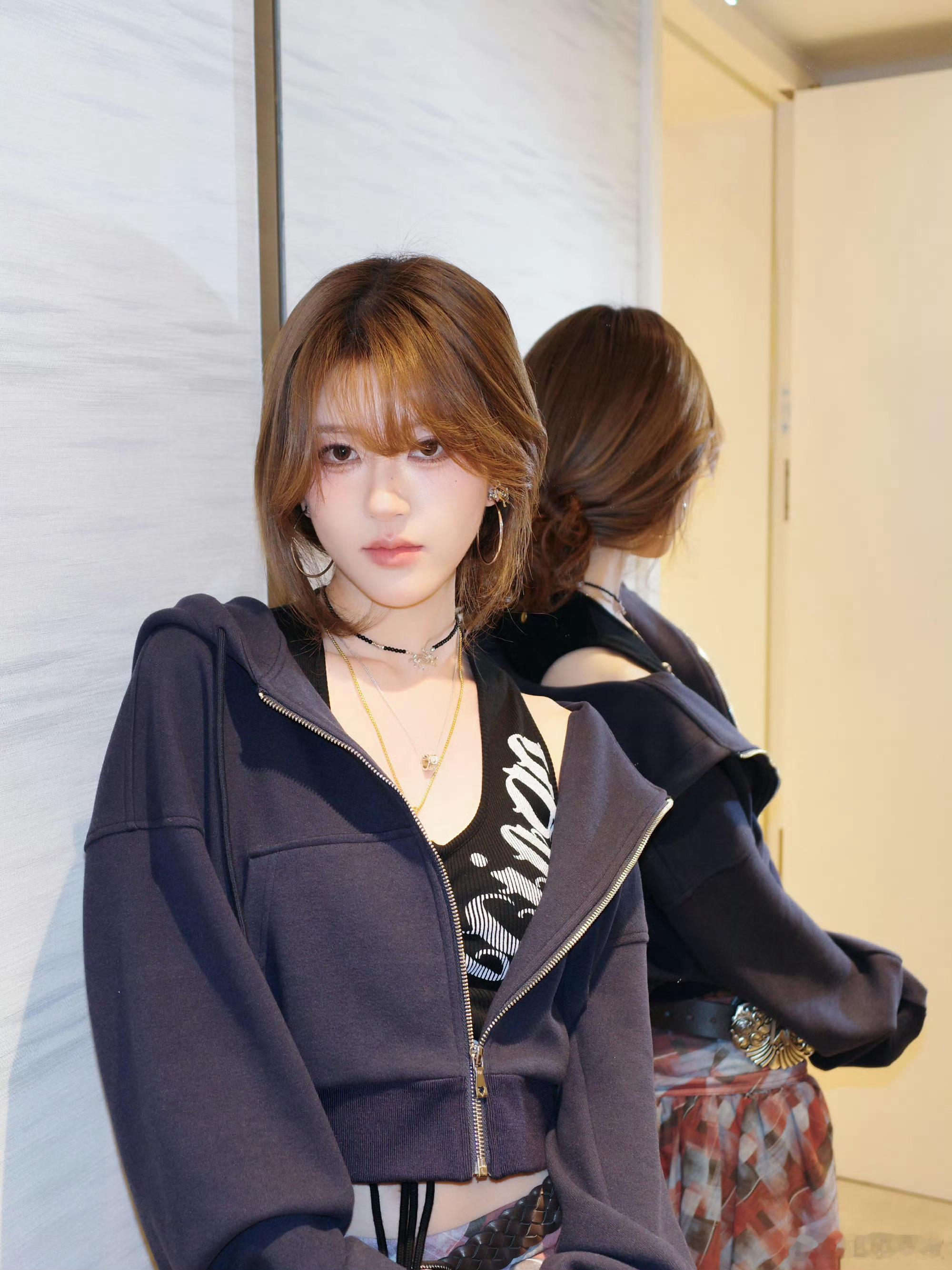 赵露思工作室更新今晚演唱会后台照，好酷飒一女的，完全是爱豆！好期待今晚的舞台！