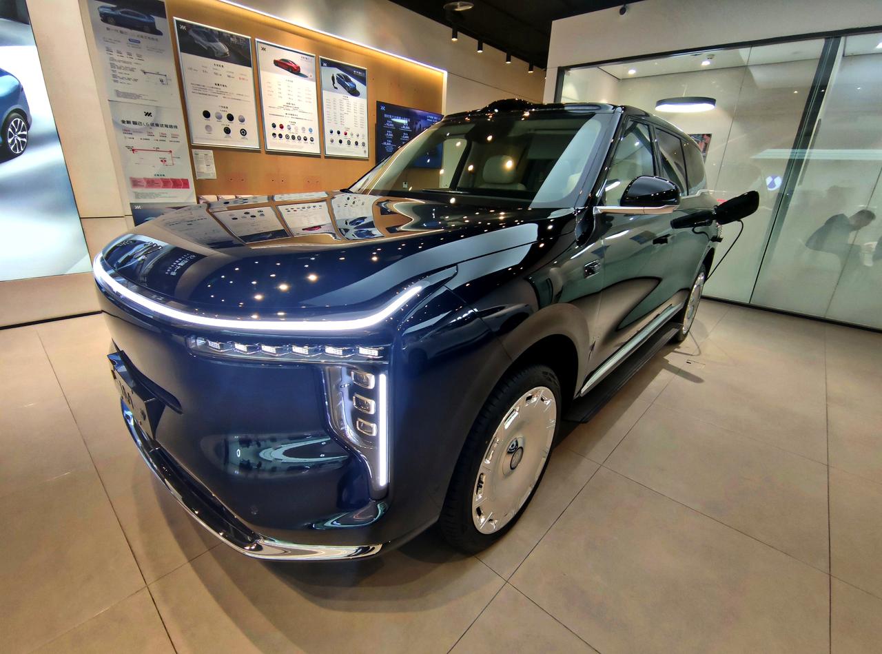 旗舰大六座SUV《智己LS9》
   智己LS9是上汽集团智己汽车，推出的一款大