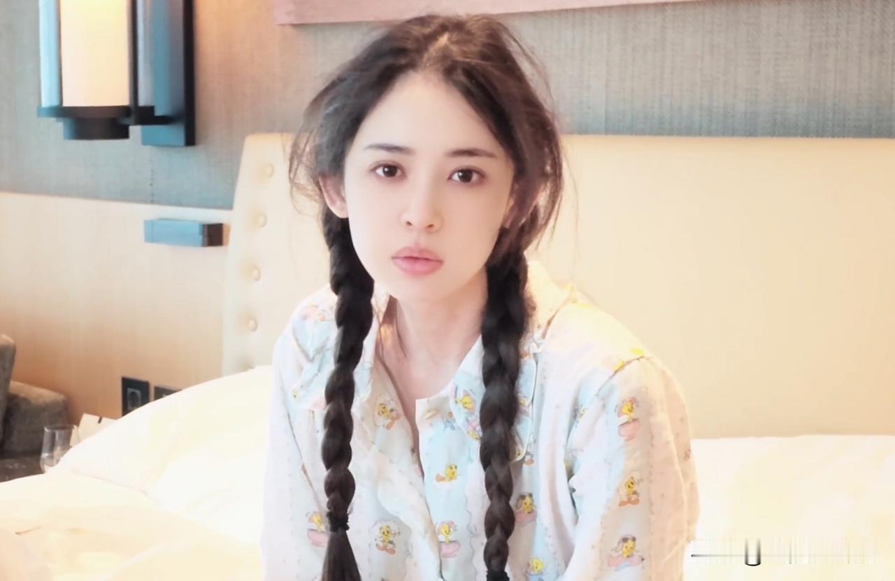 34岁娜扎带妈妈去韩国玩，喝了当地牛奶后，闹肚子疼睡了13个小时。

8月15日