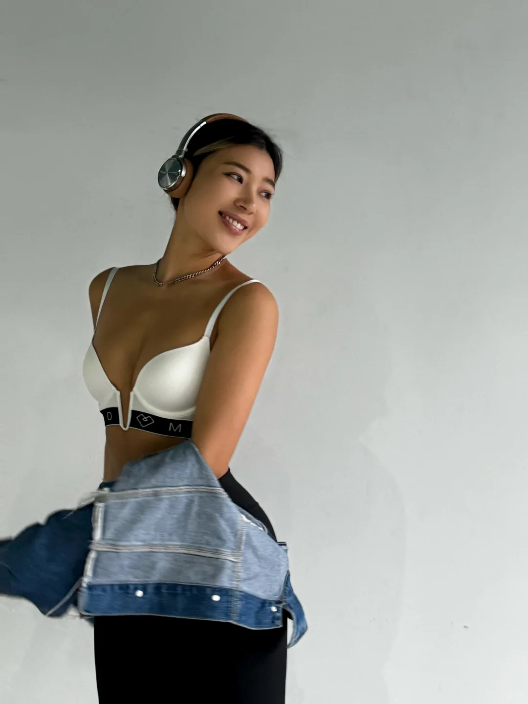 白色跟黑皮女孩简直百搭！