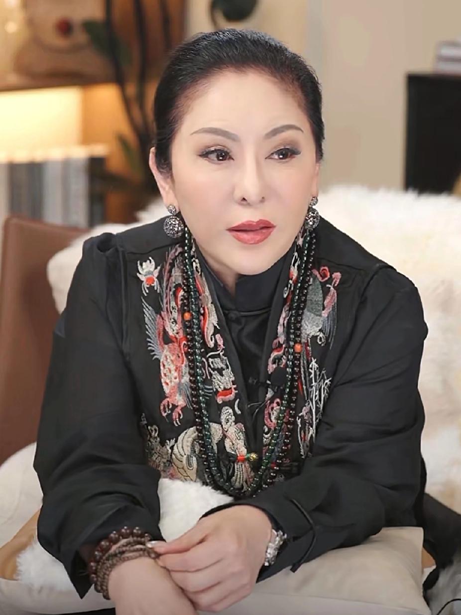 不愧是大佬的女人，一把年纪，状态好棒！脸上虽然是上妆了的，可没有好的底子，也出不