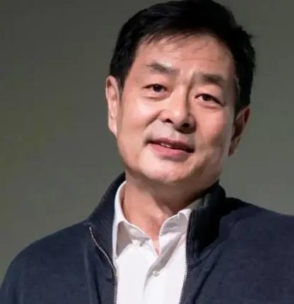凌晨1点的北京，72岁的濮存昕在北京的老旧家属院里，用一根布绳将自己和94岁患阿
