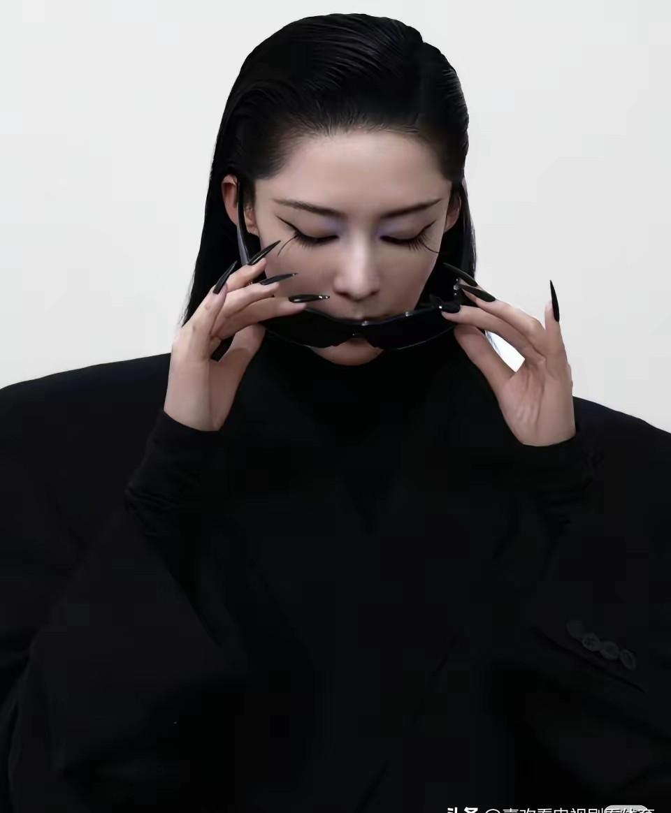 李沁穿黑裙一出场，全场静音。
不是靠滤镜，是气场自己会发光。
演过楚乔，扛过白鹿