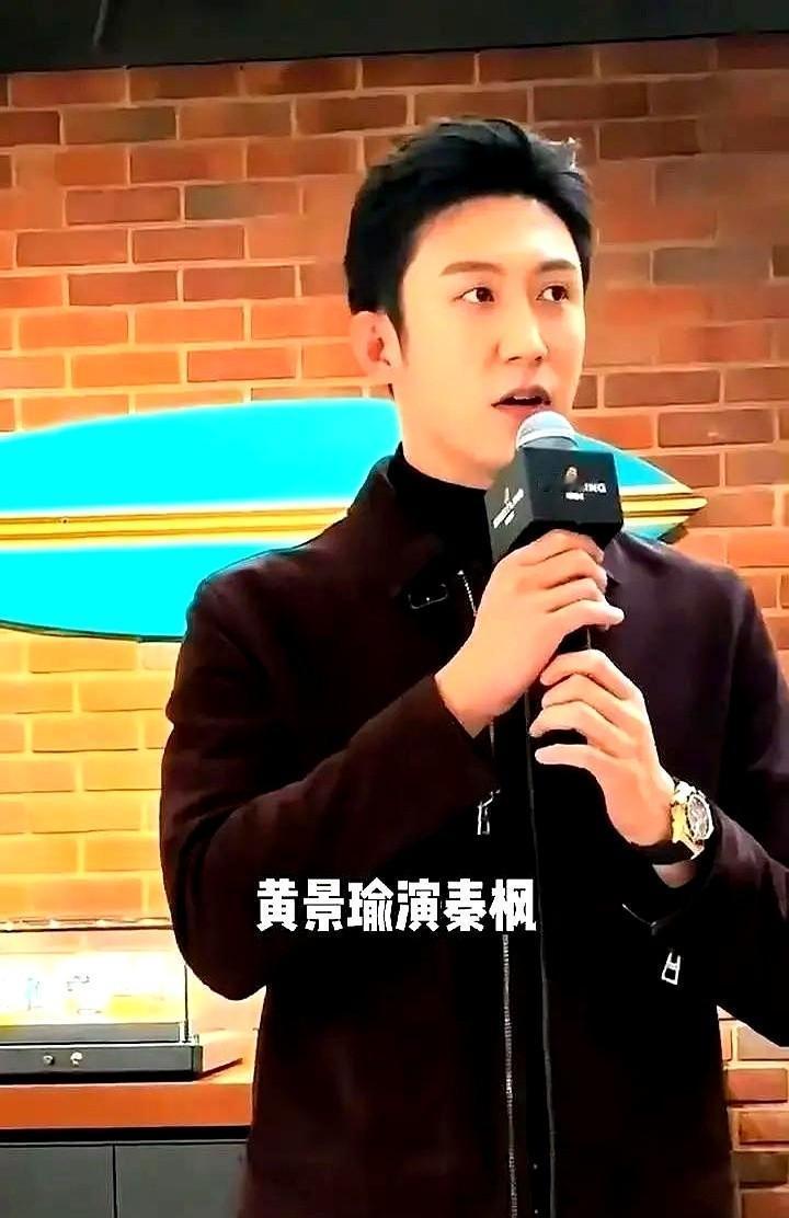 黄景瑜拍40集，拿走500万。
你骂他片酬高？
业内人说这是“捡漏价”。
翻开广