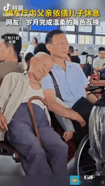 “上新华社了！”北京某车站候车厅，一位年迈父亲等车时困意来袭，直接依偎在儿子怀里
