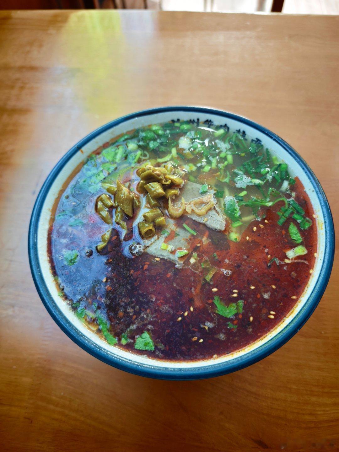 早午饭一起解决了 来碗兰州拉面 昨天没睡好 老是做梦 醒了几次 但是都记不清细节