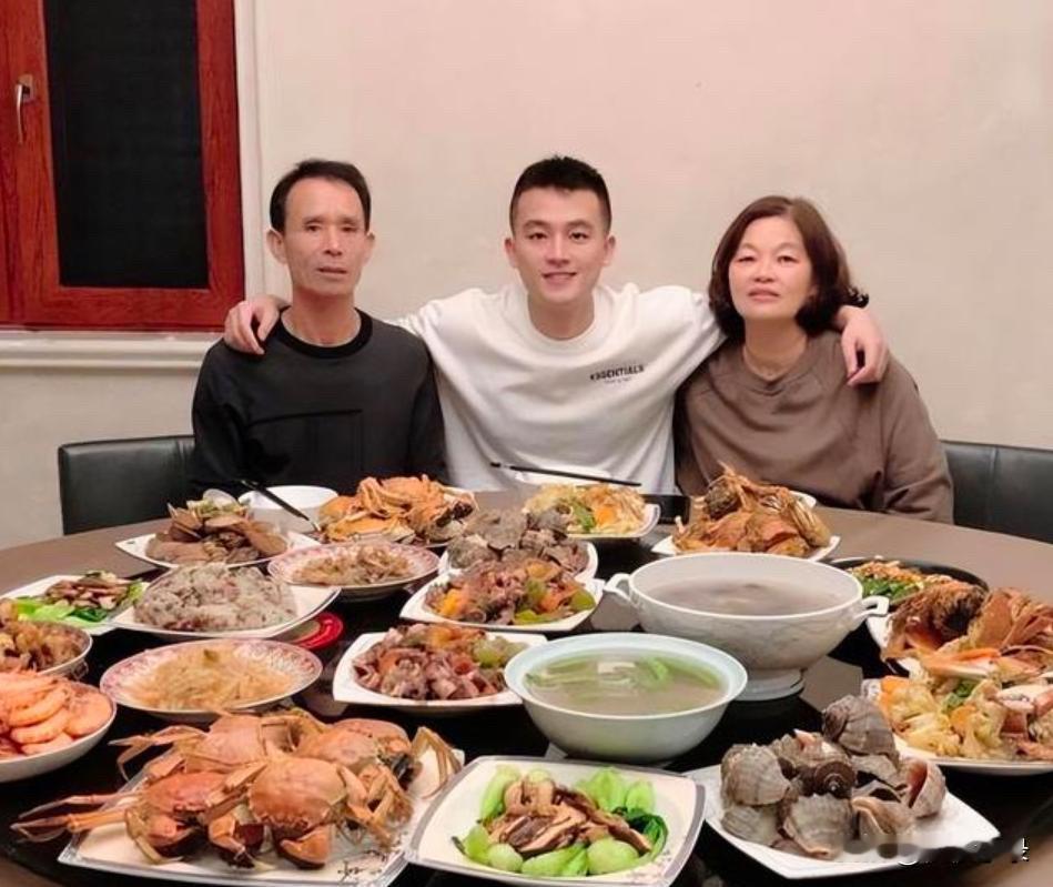 原来她就是欧豪妈妈，长相标致气质优雅，难怪儿子能如此优秀！[赞][赞]