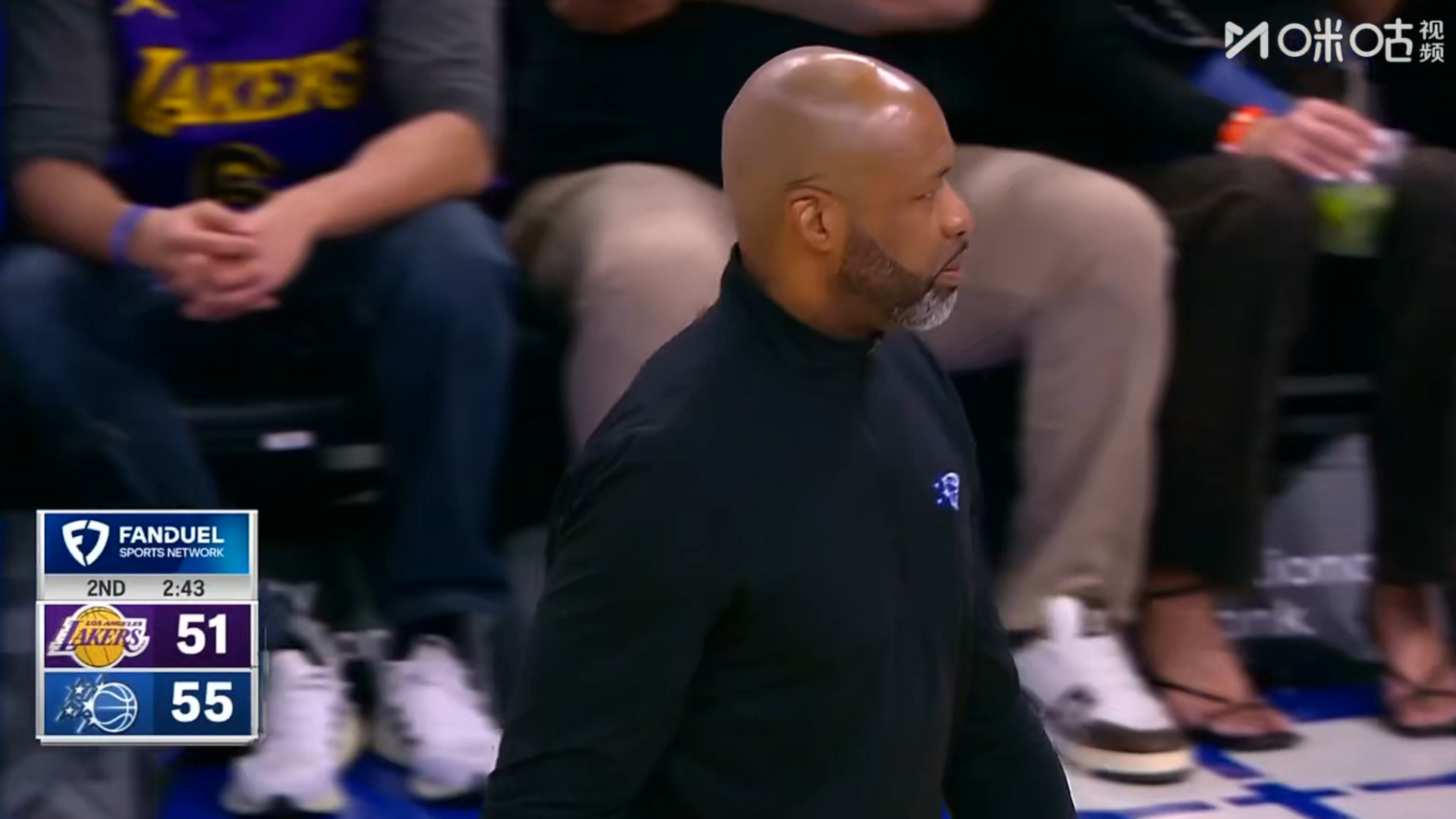 东契奇 上来以后湖人的进攻还是有保障，魔术叫暂停了。好消息：斯玛特回来了，没有大