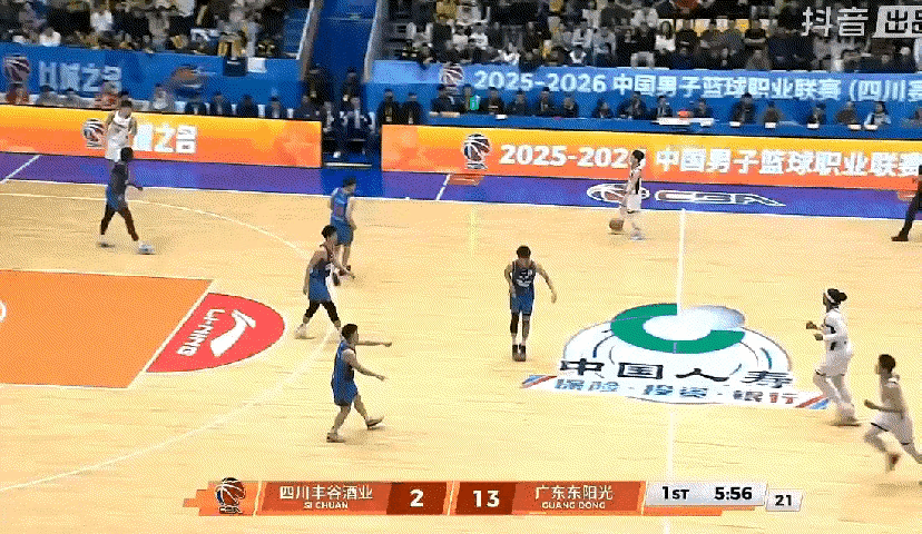 萨林杰眼观六路，萨姆纳偷溜进篮底，萨林杰精准直塞，后者接球上篮，一气呵成，这配合