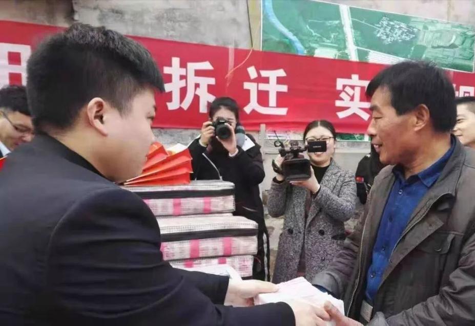 曾仁松《三分钟论坛》

拆迁暴发户为何返贫

        拆迁一夜暴富，返贫