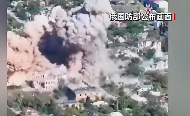 俄乌战争将出现重大转折点。

当地时间10月7日凌晨，俄军动用陆基、海基、空基高
