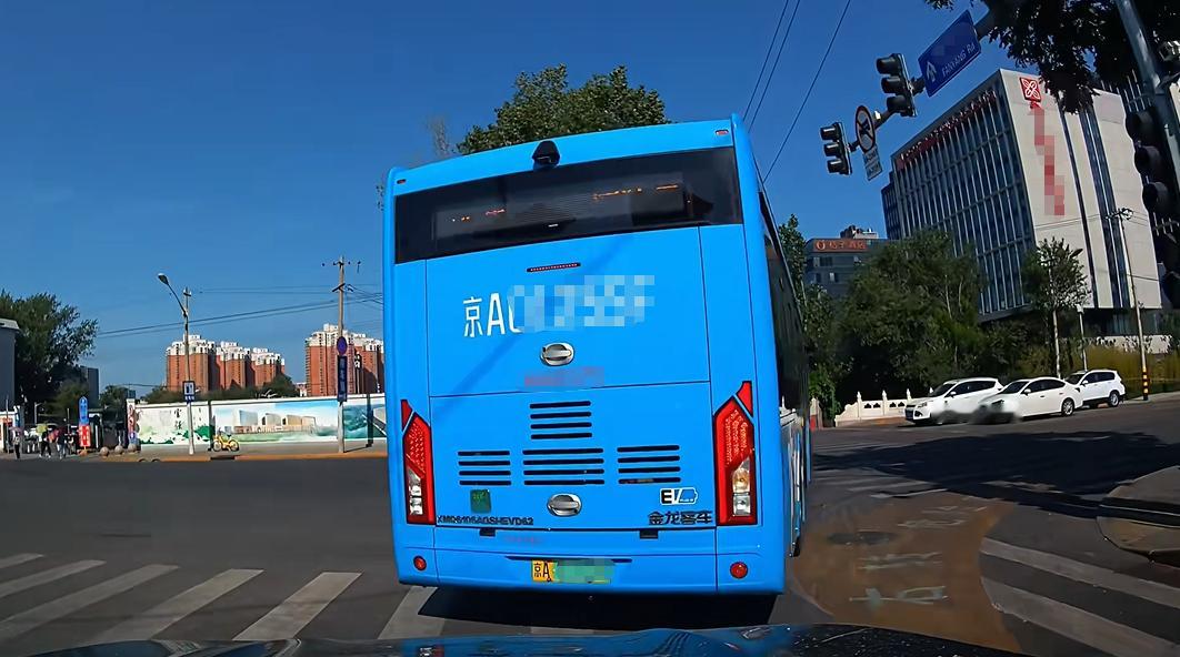 你能想到哪些“纸上谈兵”的规则？我先来——公交车拐弯没车也得停纸上谈兵 现实观察