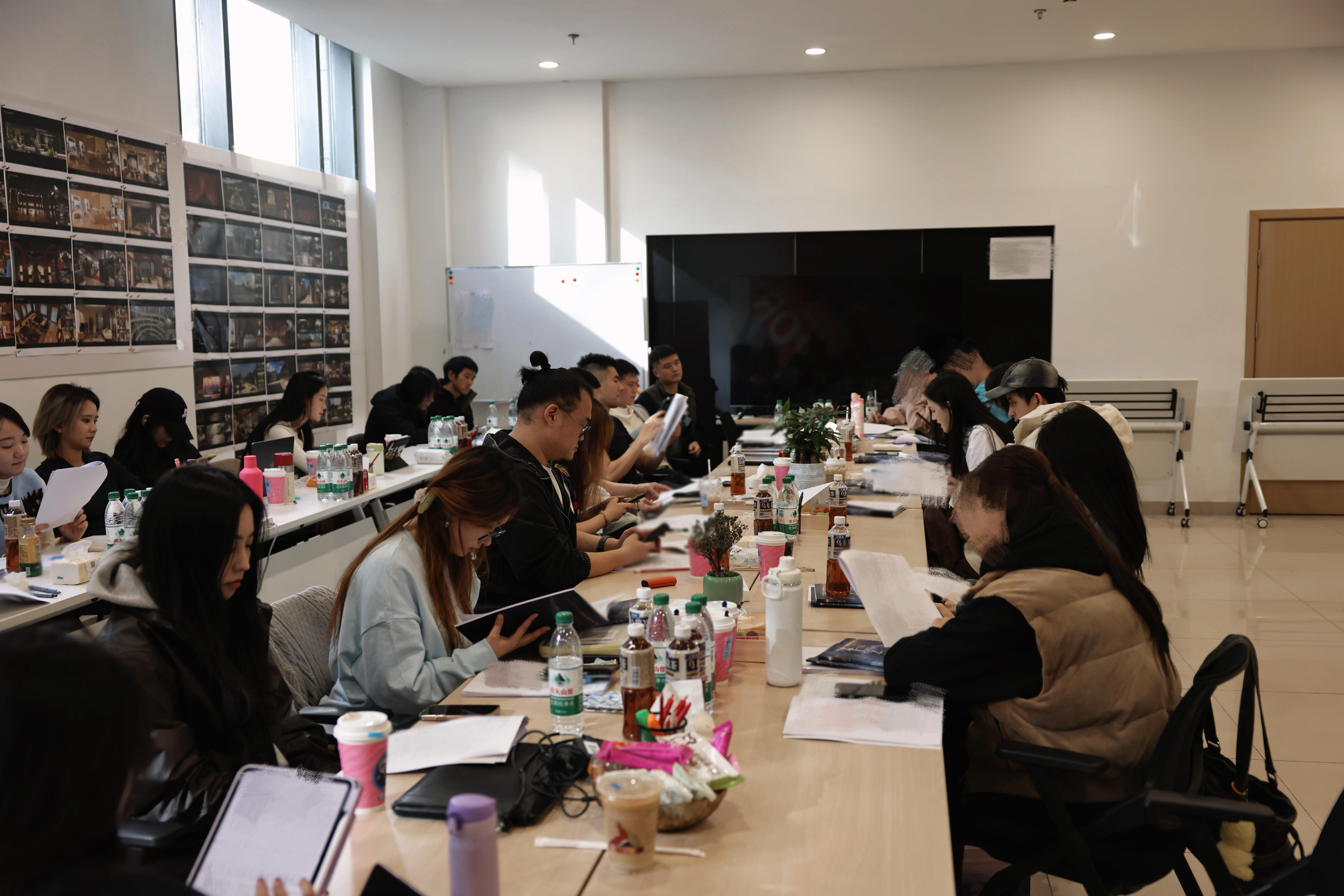 《不二之臣》围读照来了！！燥候🔥敖瑞鹏沈羽洁不二之臣围读照 敖瑞鹏沈羽洁不二之