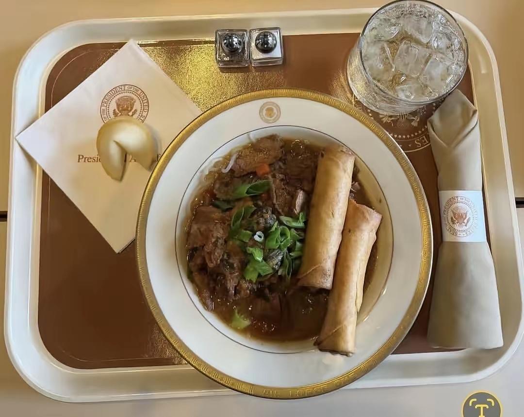 特朗普专机上和商界大佬吃中式快餐，喜欢中国美食。
美国当地时间5月12日，特朗普