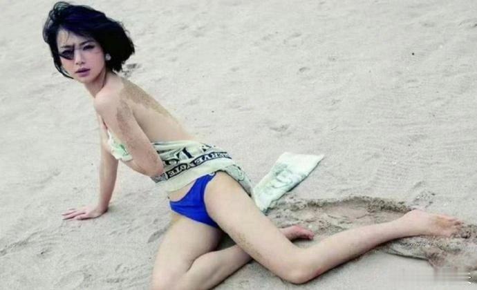 早期男人装上的戚薇，比肩国际章的沙滩照。 