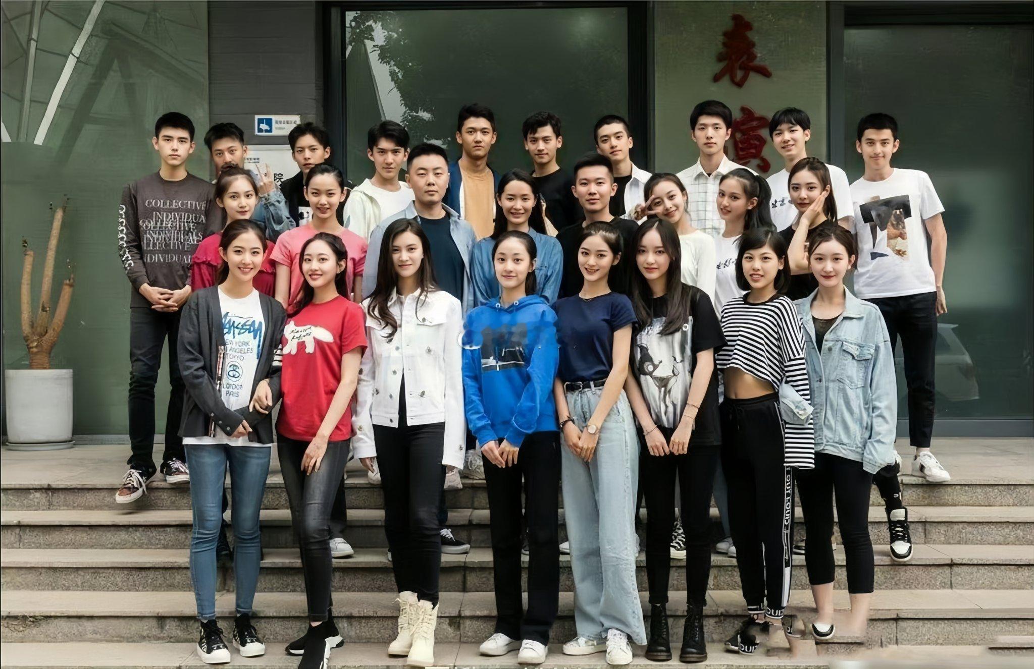 今年北影大一新生合影，未来的内娱顶流，这算不算是全中国颜值最高的班级啊？ 