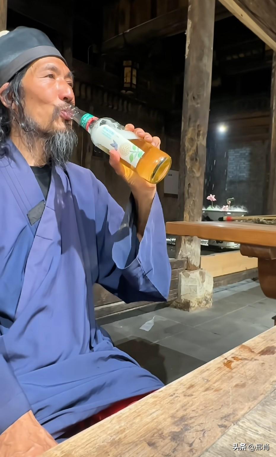 道长不愧是道长喝的茶都跟我们不一样