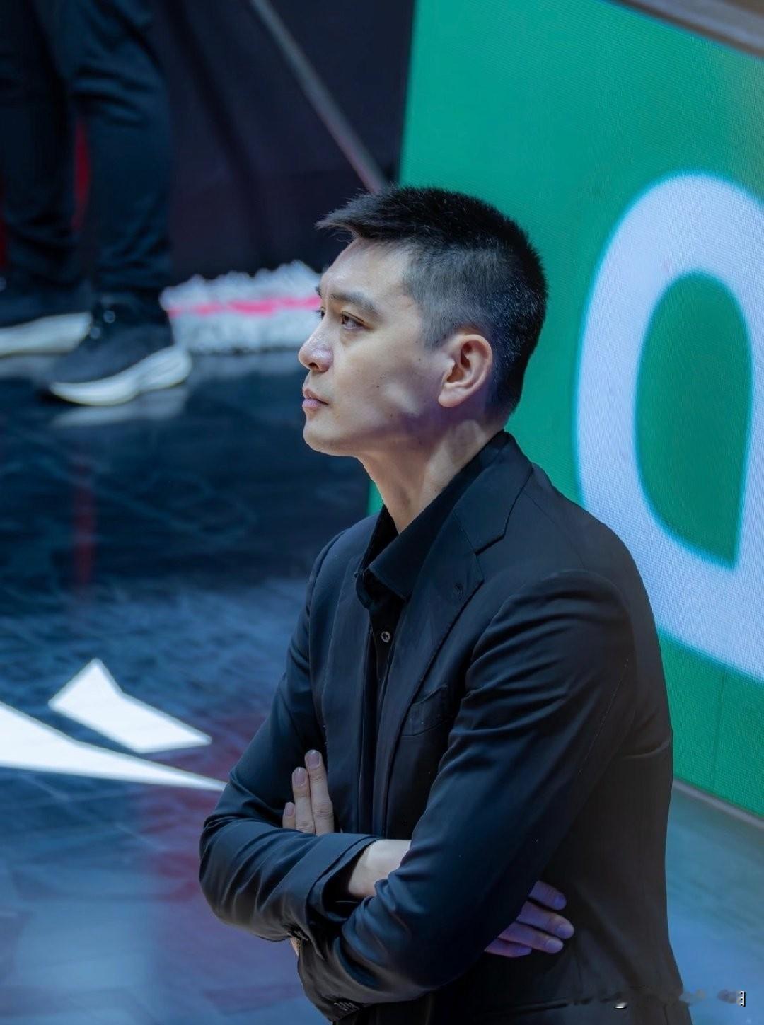 辽宁队俱乐部公告说杨鸣是因为身体原因请辞主教练职位的，然而事实是杨鸣已经找好了解