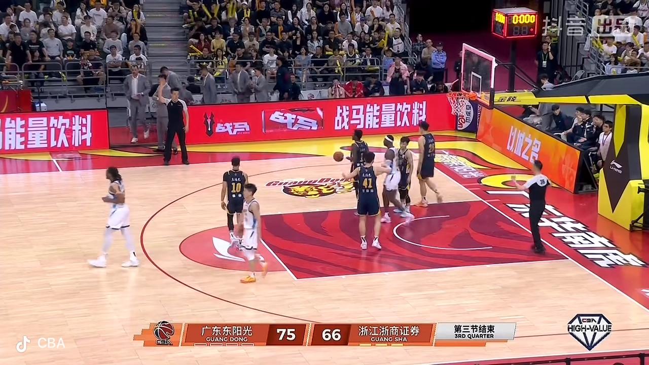 广东东阳光男篮三节比赛打完，还是领先卫冕冠军！

         在刚刚结束的