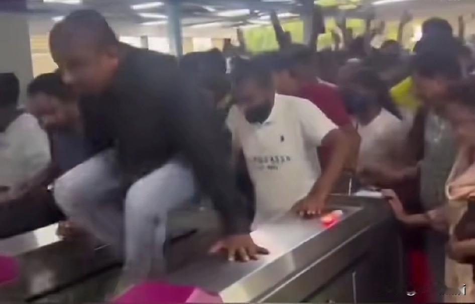 看看这些印度人坐地铁过闸机，都是一个标准动作，直接从上方跨过去，动作是真帅。
看