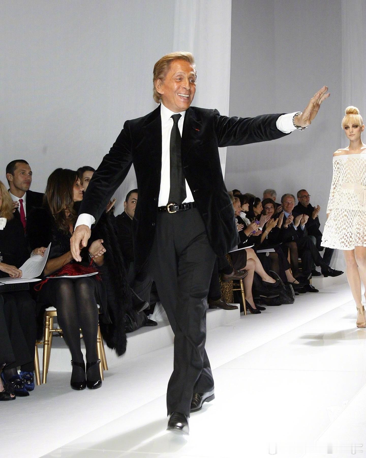 时装设计师 Valentino Garavani 于罗马去世，享年93岁。他的葬