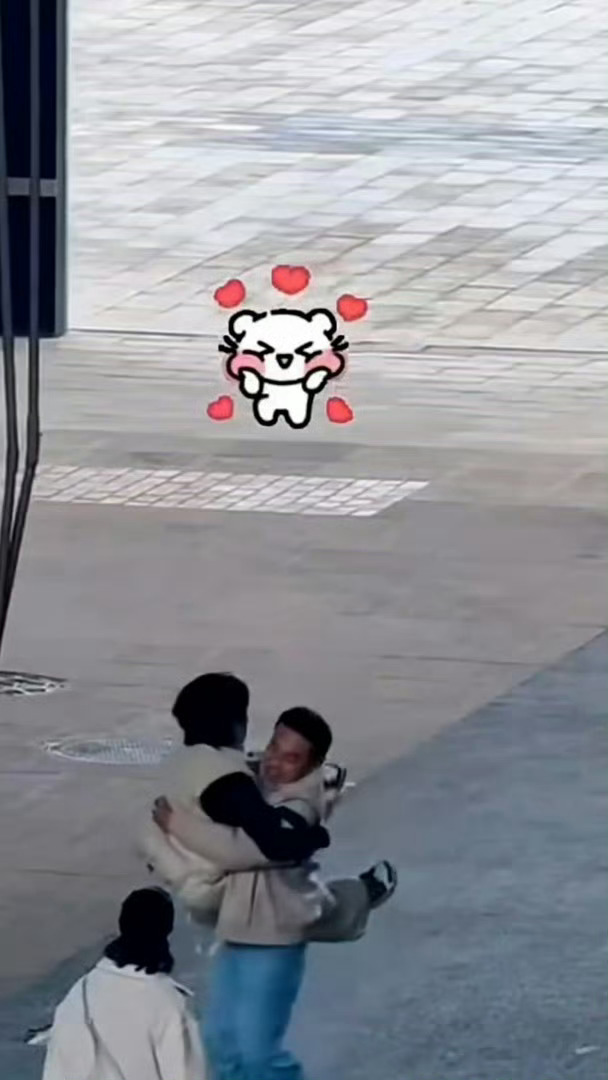 啊哈哈哈哈重庆机车大片是贺峻霖硬拉着徐志胜拍的“他本来最开始都不想拍的，是剧宣才