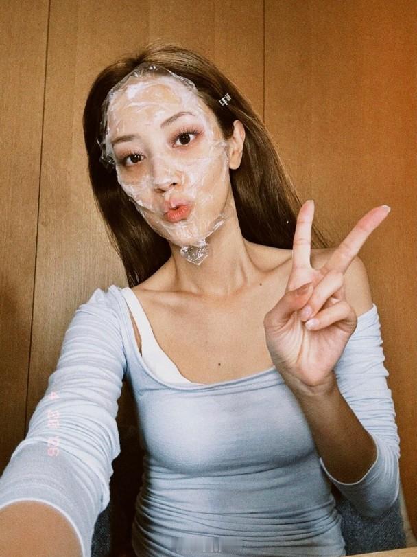 【On.cc】陳凱琳無懼素顏　用保鮮紙自製臉膜藝人陳凱琳（Grace）近期衝出香