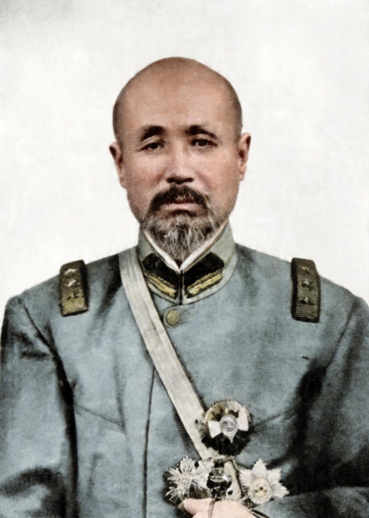 慈禧太后赴天津小站检阅袁世凯新军时，头上宝簪不慎掉落。众人皆知掉簪视为不祥，唯恐