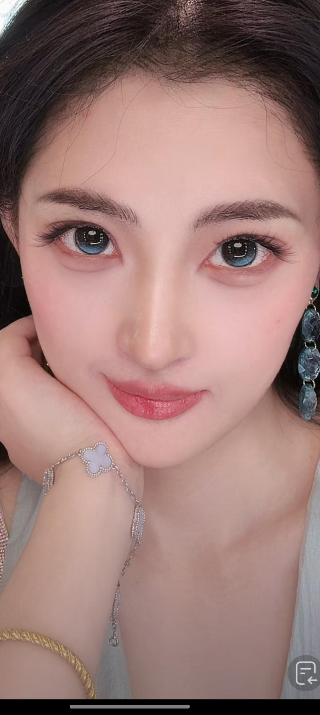 这姑娘眼睛好大好漂亮啊！