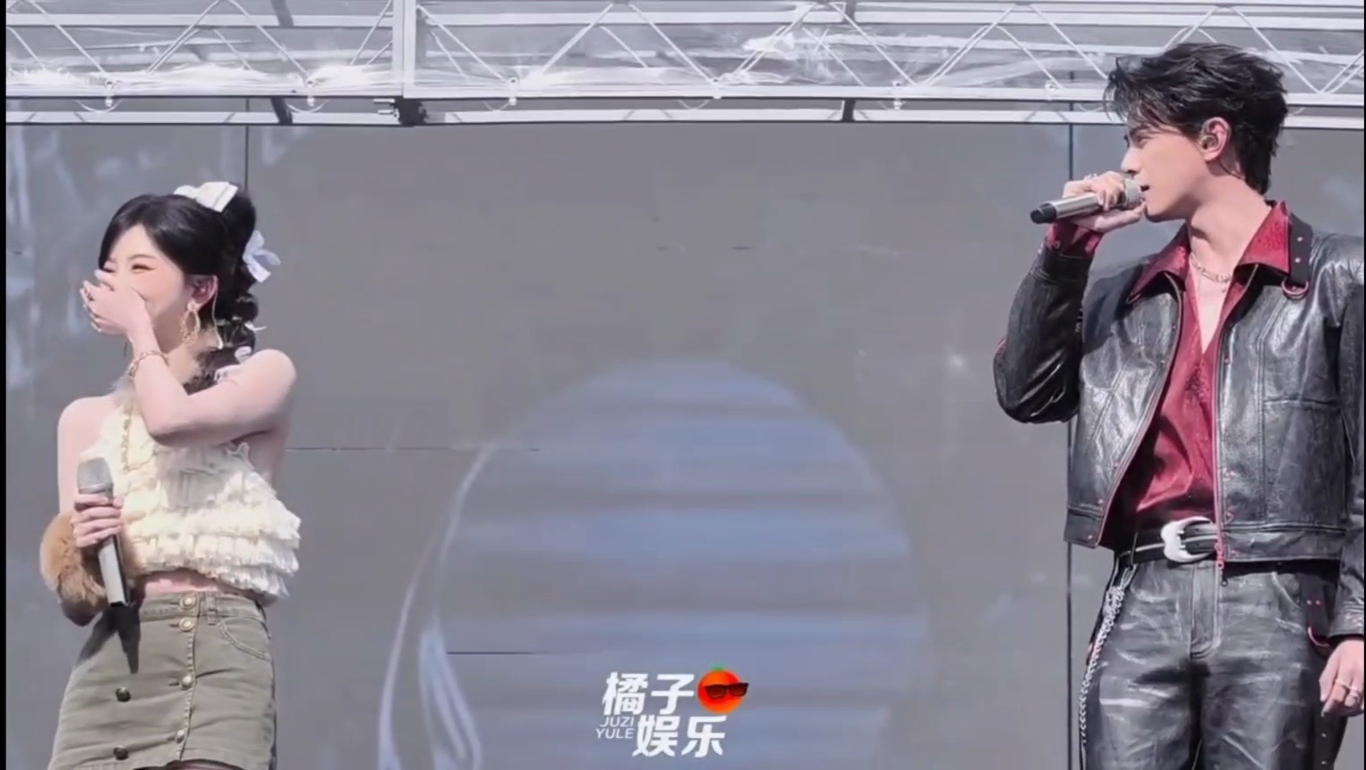老血是被丑笑了还是被唱的难听笑了老楷你选一个 ​​​