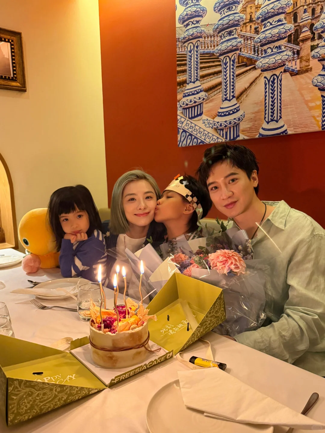 刘璇为儿子庆祝10岁生日[蛋糕]刘璇一家四口长得都好看，特别是她女儿，下巴尖尖的